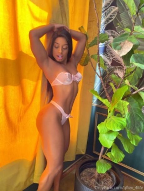 Nacktes geleaktes OnlyFans-Foto von Qimmah Russo