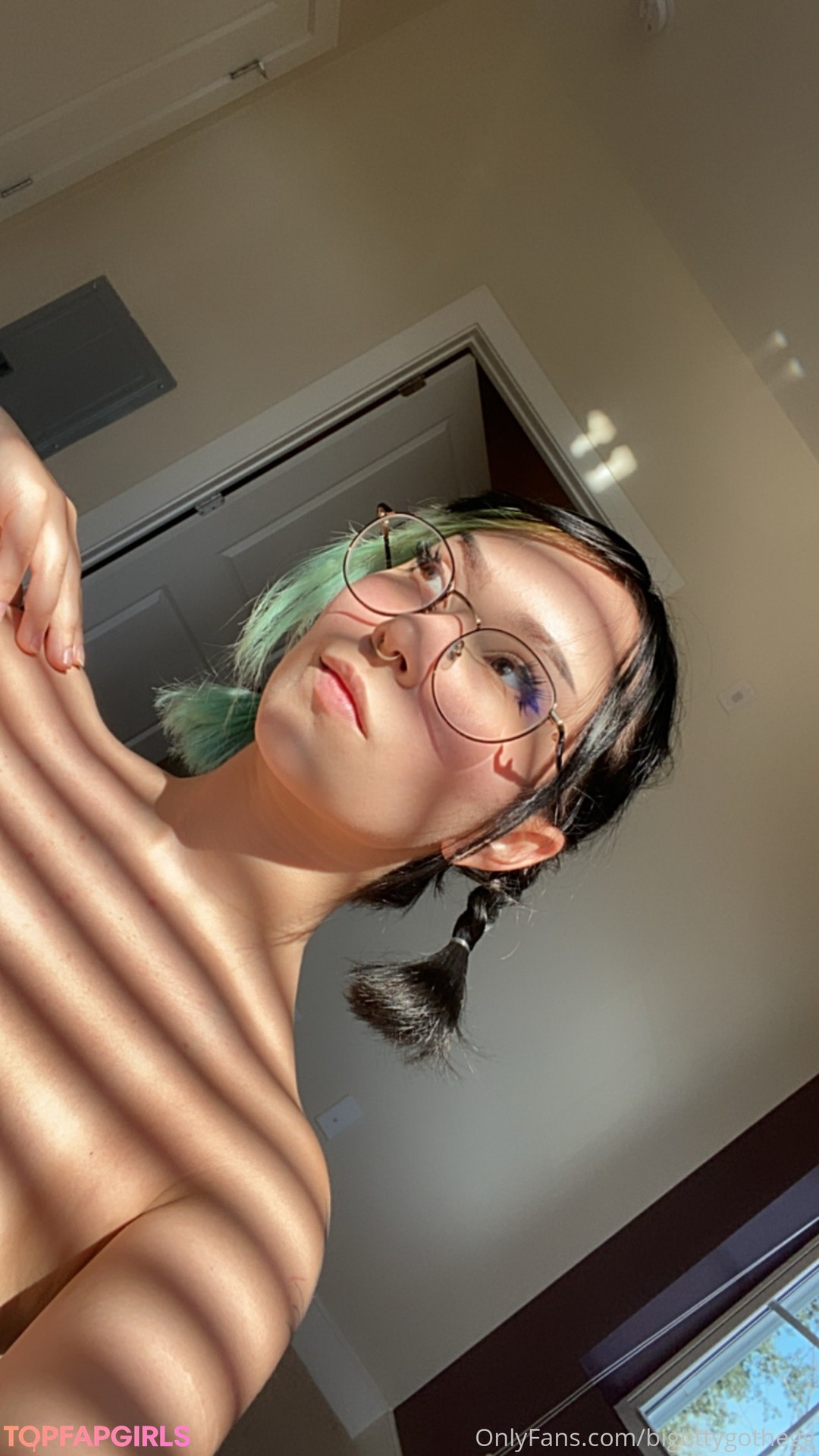 Nacktes geleaktes OnlyFans-Foto von Big Titty Goth Egg #418