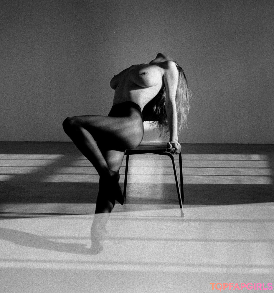 Nacktes geleaktes OnlyFans-Foto von Mila Amour #2025