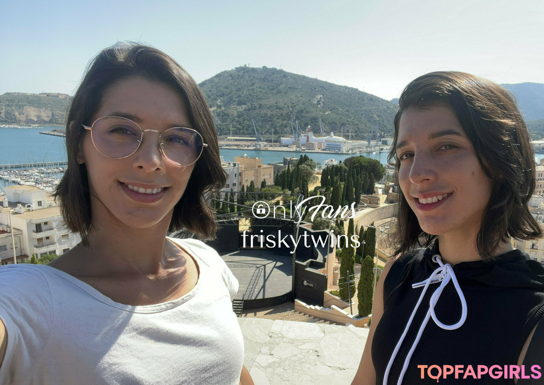 Nacktes geleaktes OnlyFans-Foto von Frisky Twins #197