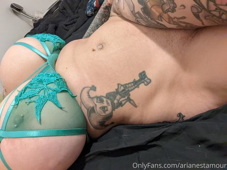 Nacktes geleaktes OnlyFans-Foto von Ariane Saint Amour