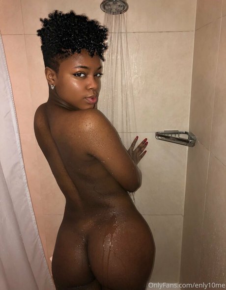 Nacktes geleaktes OnlyFans-Foto von Enly10me