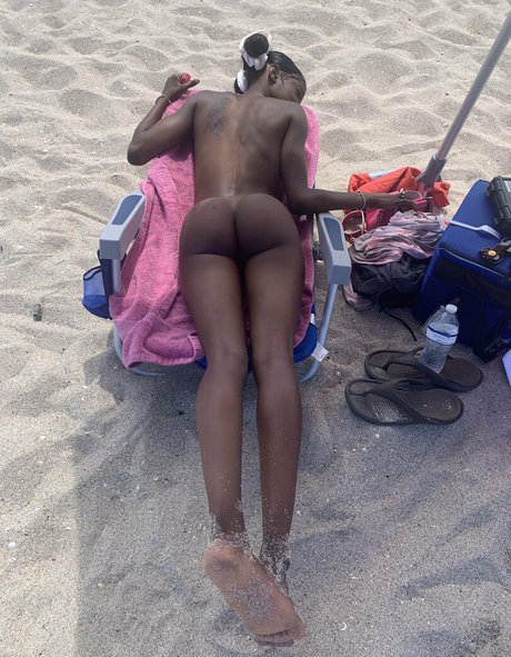 Nacktes geleaktes OnlyFans-Foto von Safarri Tiger