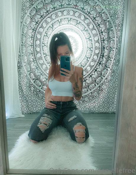 Nacktes geleaktes OnlyFans-Foto von Deniellefree