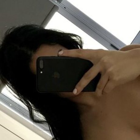 Nacktes geleaktes OnlyFans-Foto von Stepdaughter