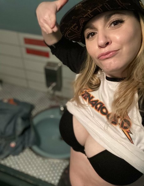 Nacktes geleaktes OnlyFans-Foto von Lindsaymariefelton