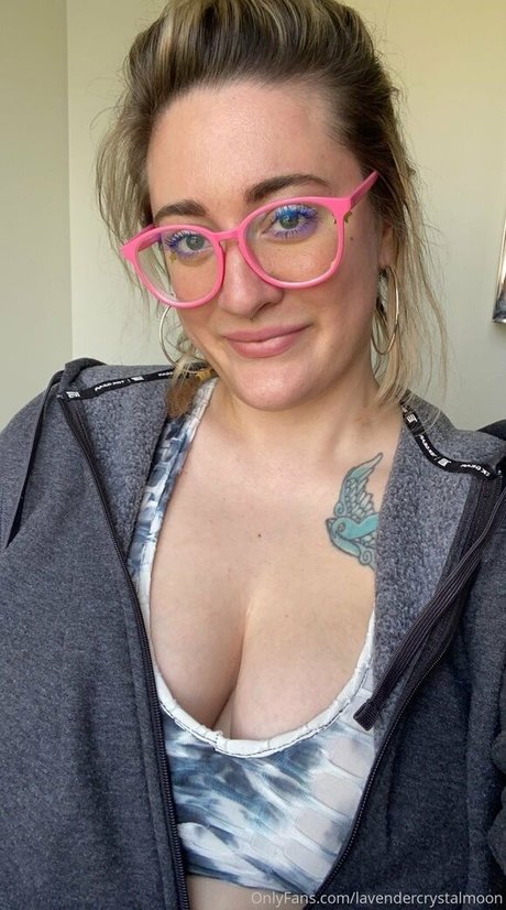Nacktes geleaktes OnlyFans-Foto von Lavendercrystalmoon