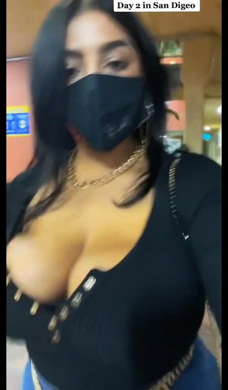 Nacktes geleaktes OnlyFans-Foto von Charlotte Godoy
