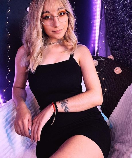 Nacktes geleaktes OnlyFans-Foto von Maya Asmr