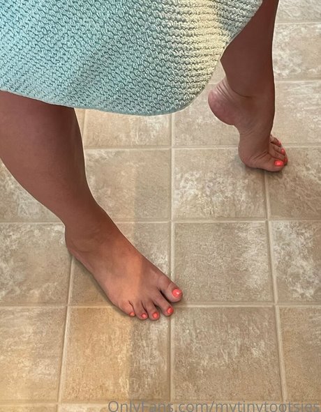 Nacktes geleaktes OnlyFans-Foto von Mytinytootsies