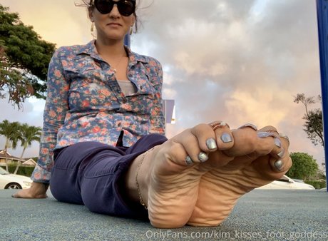 Kim_kisses_foot_goddess