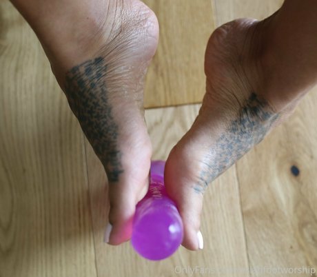 Nacktes geleaktes OnlyFans-Foto von Asianfootworship