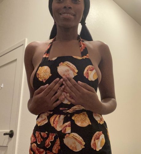Nacktes geleaktes OnlyFans-Foto von Blackdelphine