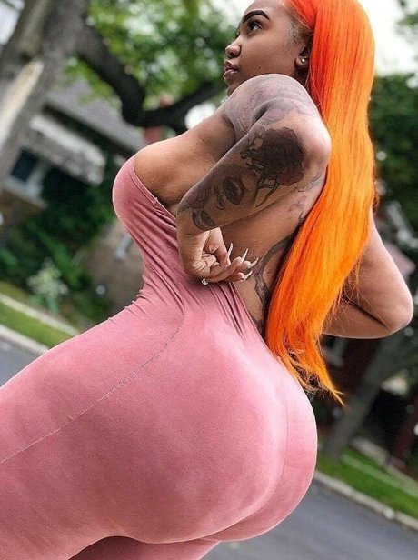 Mya Curvz
