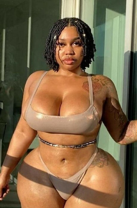 Nacktes geleaktes OnlyFans-Foto von Mya Curvz