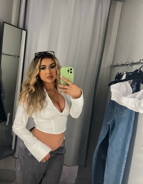 Nacktes geleaktes OnlyFans-Foto von Gisselle Next Door