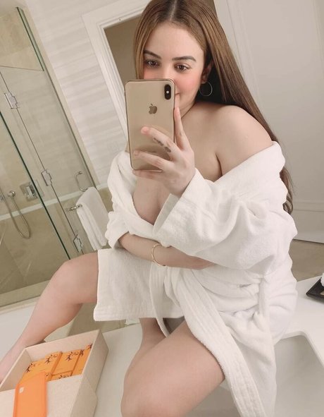 Nacktes geleaktes OnlyFans-Foto von Georgina Knight