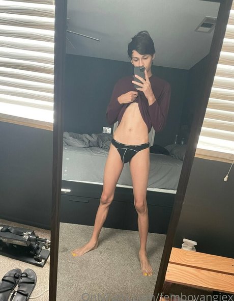 Nacktes geleaktes OnlyFans-Foto von Femboyangiesfeet
