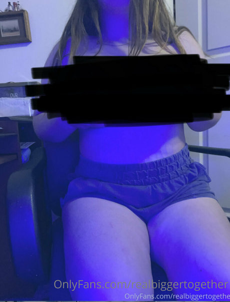 Nacktes geleaktes OnlyFans-Foto von Realbiggertogether