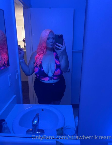 Nacktes geleaktes OnlyFans-Foto von Strawberriicream