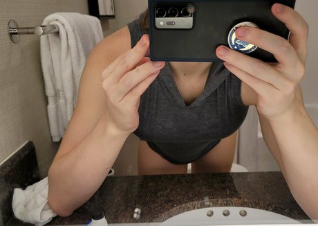 Nacktes geleaktes OnlyFans-Foto von Ariharlow