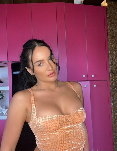 Nacktes geleaktes OnlyFans-Foto von Emiemilykernsx