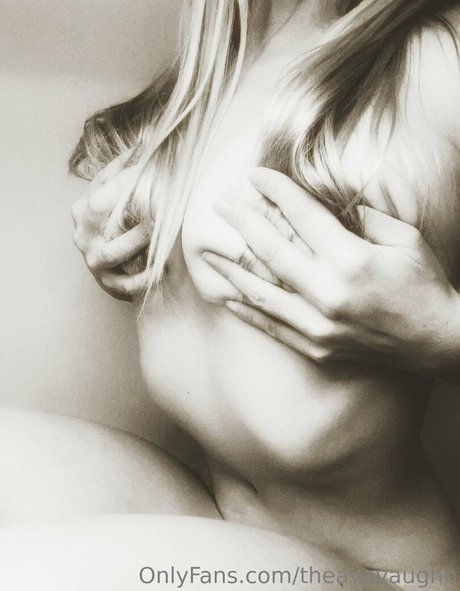 Nacktes geleaktes OnlyFans-Foto von Theavavaughn