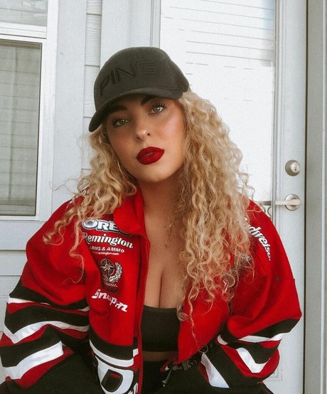 Nacktes geleaktes OnlyFans-Foto von Caroline Wall