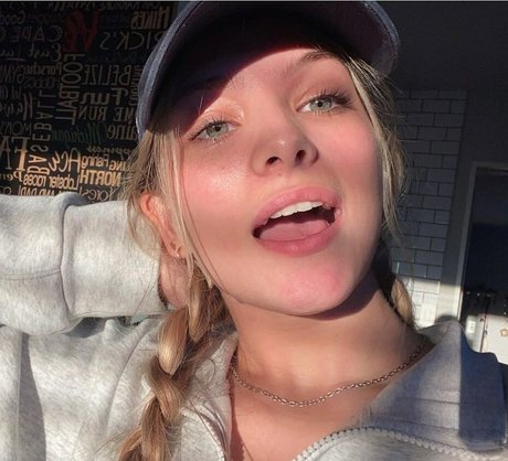 Nacktes geleaktes OnlyFans-Foto von Isabella Ducharme
