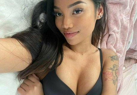 Nacktes geleaktes OnlyFans-Foto von Tokyorae