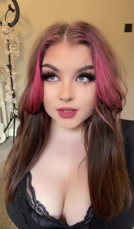 Nacktes geleaktes OnlyFans-Foto von Holyhollyphoebe