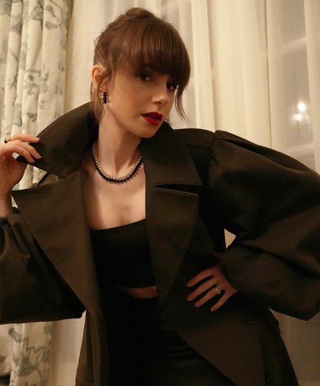 Nacktes geleaktes OnlyFans-Foto von Lily Collins