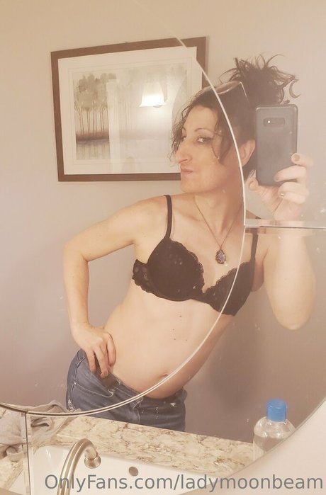 Nacktes geleaktes OnlyFans-Foto von Ladymoonbeam