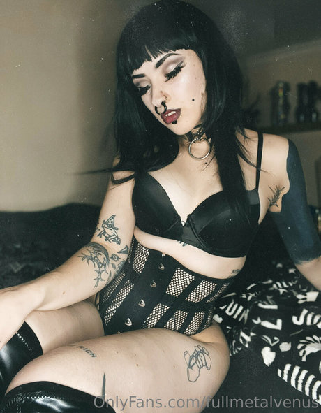 Nacktes geleaktes OnlyFans-Foto von Fullmetalvenus
