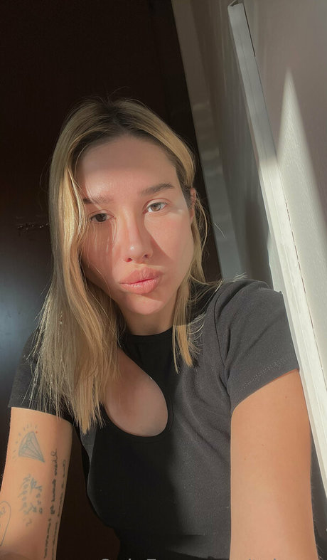 Nacktes geleaktes OnlyFans-Foto von Kiraevans
