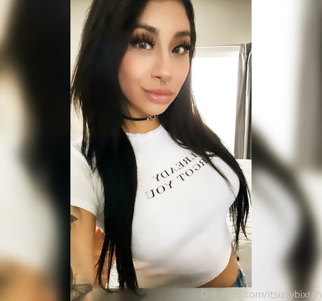 Nacktes geleaktes OnlyFans-Foto von Itsizzybixtch