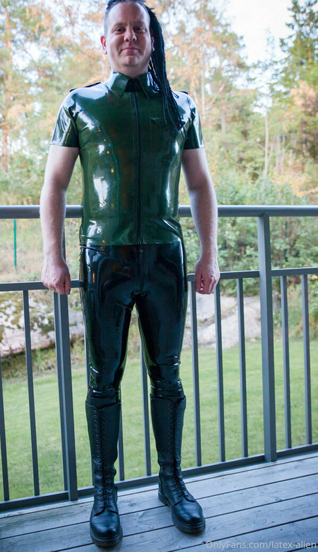 Nacktes geleaktes OnlyFans-Foto von Latexalien