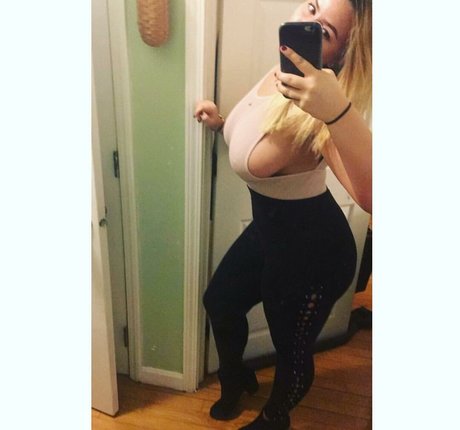 Nacktes geleaktes OnlyFans-Foto von Lizzy Maguire
