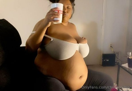 Nacktes geleaktes OnlyFans-Foto von Chyynotshyy
