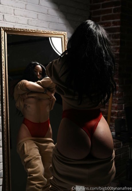 Nacktes geleaktes OnlyFans-Foto von Bigb00tynanafree