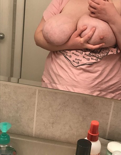 Nacktes geleaktes OnlyFans-Foto von Emiscutie
