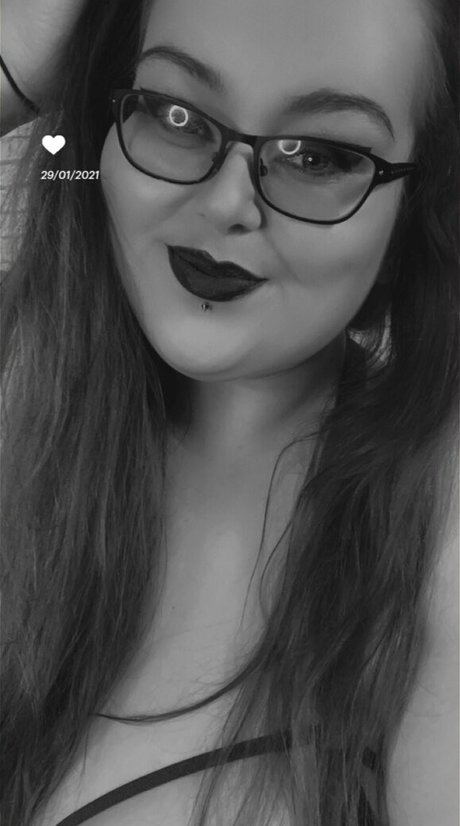 Nacktes geleaktes OnlyFans-Foto von Obeymisselle