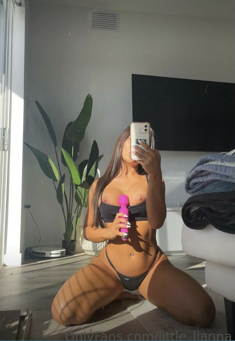 Nacktes geleaktes OnlyFans-Foto von Littlelianna