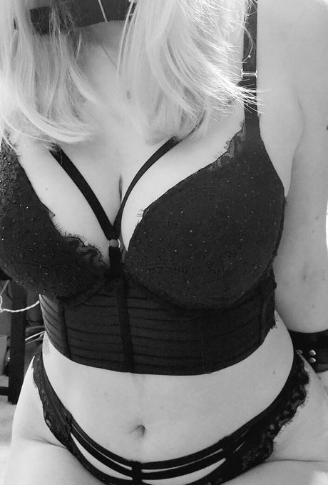 Nacktes geleaktes OnlyFans-Foto von Skyestone9