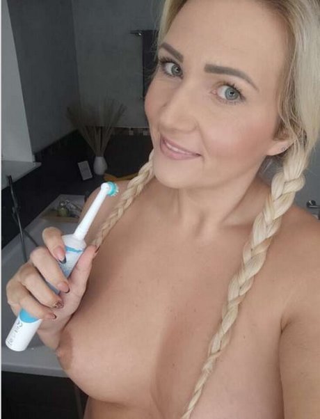 Nacktes geleaktes OnlyFans-Foto von Tatjana Young