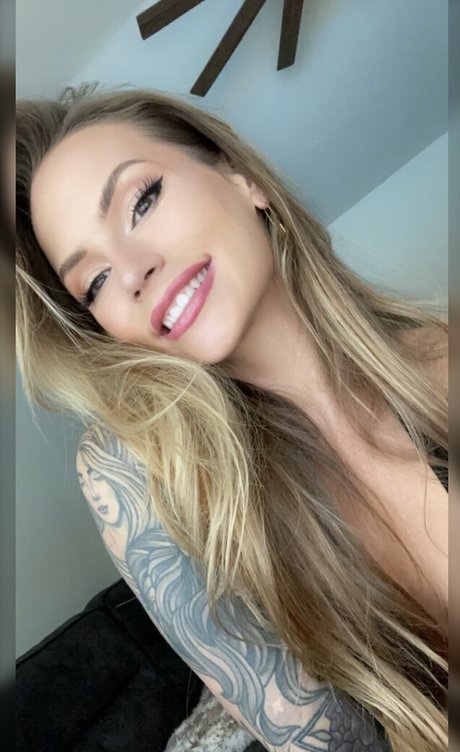 Nacktes geleaktes OnlyFans-Foto von Lou Taylor