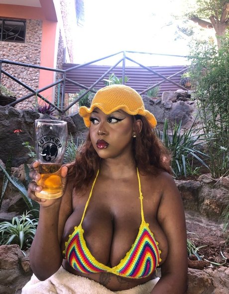 Nacktes geleaktes OnlyFans-Foto von Bigtitti3barbie
