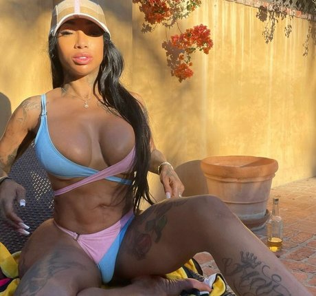 Nacktes geleaktes OnlyFans-Foto von Flyyytattedsky