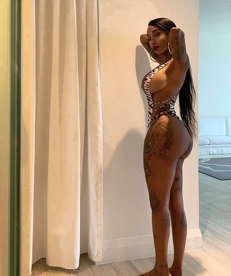 Nacktes geleaktes OnlyFans-Foto von Flyyytattedsky