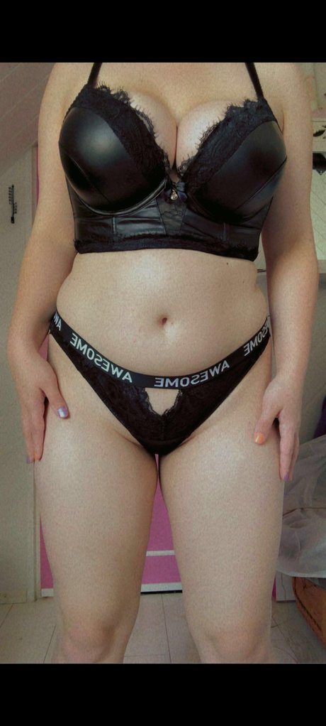 Nacktes geleaktes OnlyFans-Foto von Sina